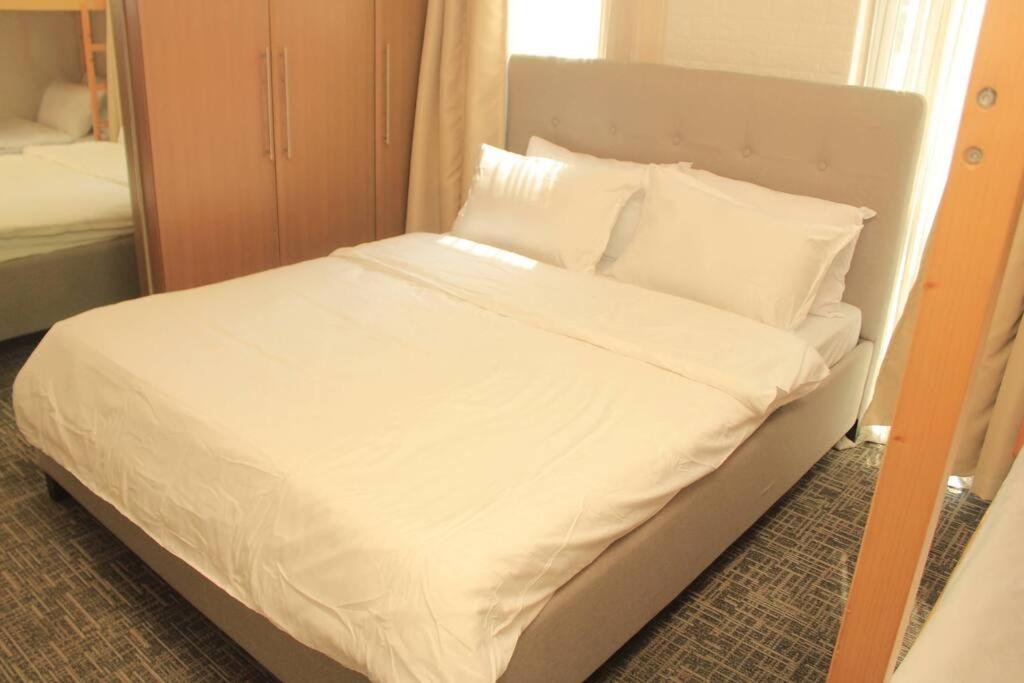 مانيلا A2J Luxury 1Br Balcony Suite Near Venice Mall Bgc المظهر الخارجي الصورة