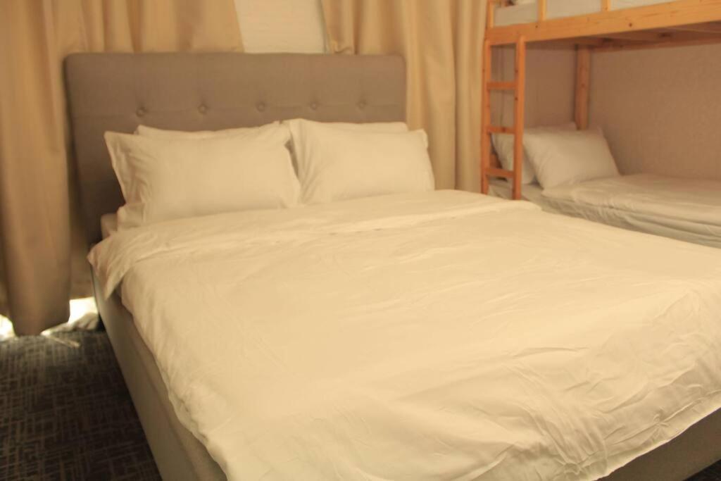 مانيلا A2J Luxury 1Br Balcony Suite Near Venice Mall Bgc المظهر الخارجي الصورة
